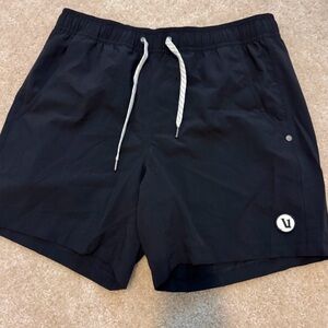 Vuori men shorts Kore Short lined 7” size M